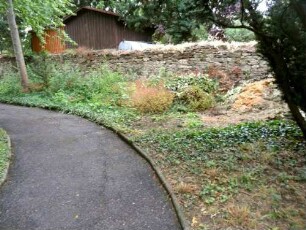 Kirchhof im Nordnordosten mit Kirchhofmauer im Verlauf