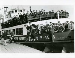 Hamburg. Hafen. Schichtwechsel. Die Fähre/Dampfer der HADAG (Hafendampfschifffahrts-Actien-Gesellschaft)"Senator Petersen" transportiert Hafen- und Werftarbeiter von bzw. zu ihren Arbeitsstätten.