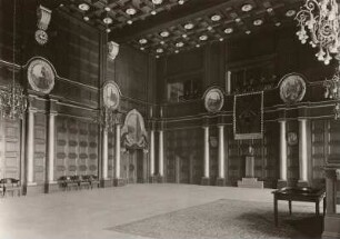 Dresden-Altstadt. Neues Rathaus (1910; K. Roth). Stadtverordnetensaal mit Gemälde von G. Kühl