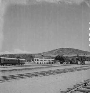 Bahnhof : Blick über die Schienen zum Bahnhof von Kigoma