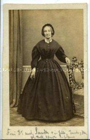 Ältere Frau im dunklen Kleid, Carte de Visite