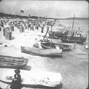Göhren. Strand mit Fischerbooten, Strandkörben und Badegästen