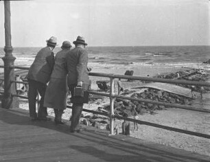 Gruppe am Meer (USA-Reise 1933)