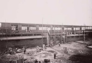 Güstrow. Bau der Versammlungs- und Ausstellungshalle. Rohbaufertige Halle mit Resten der Rüstung und der Baustelleneinrichtung