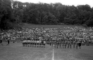 Müllheim: Stadion; mit Aufstellung der Handballmannschaft