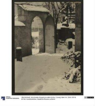 Verschneiter Eingang zur alten Kirche, Coswig