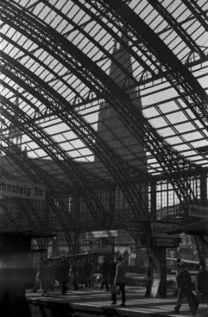 Köln: Gerippe der Bahnhofshalle und Dom