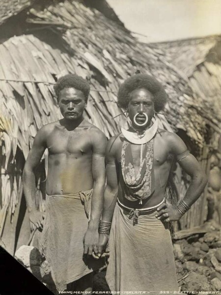 "Jeunes hommes de Ferasiboa, île au large de Malaita"