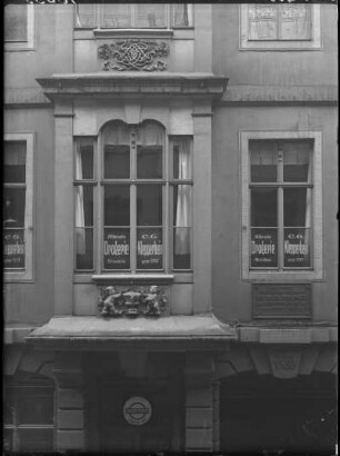 Dresden-Altstadt. Wohnhaus des Hofgoldschmiedes Melchior Dinglinger, Frauenstraße 9. Ausschnitt der Fassade, Erker im 1. Obergeschoss