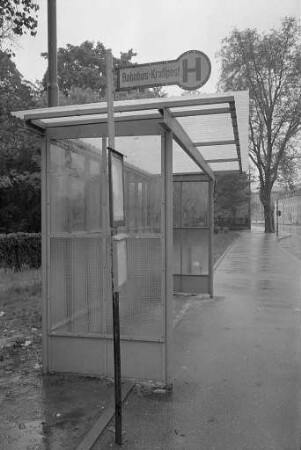 Mutwillige Zerstörungen am Wartehäuschen an der Omnibus-Haltestelle Linkenheimer Tor