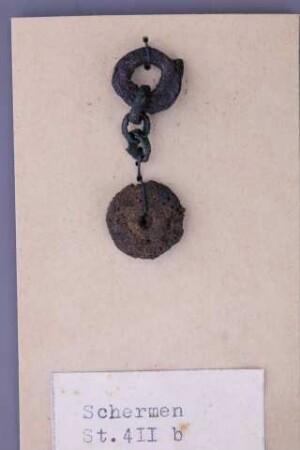 Ring mit Kettengliedern und scheibenförmige Perle