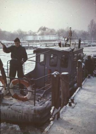 Ein Grenzboot im winterlichen Osthafen