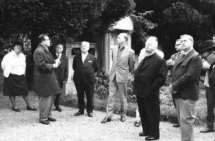 Sulzburg: vor der Klosterkirche St. Cyriak, Gruppe, Hintergrund Friedhof