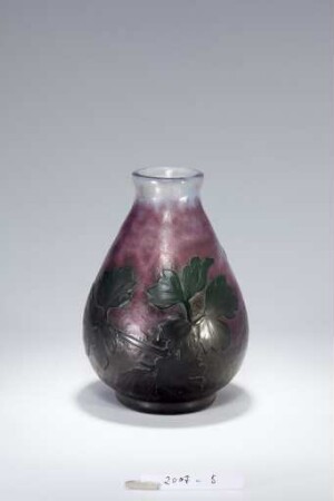 Vase mit Akeleidekor