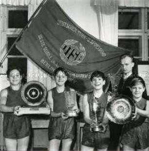 Schüler der 12. POS Berlin-Wilhelmshagen mit Sportpreisen