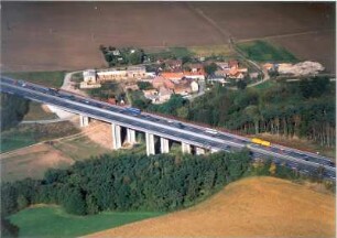 Stadtroda-Podelsatz. Podelsatzbrücke. Autobahnbrücke der Bundesautobahn BAB 4 über einen Geländeeinschnitt unmittelbar bei Podelsatz. Luftbild-Schrägaufnahme von Südsüdost