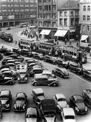 Hamburg-Neustadt. 1950 herrscht viel Verkehr auf dem Gänsemarkt, einem öffentlichen Platz an der Ecke Dammtorstraße und Valentinskamp.