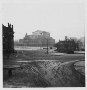 Dresden-Altstadt. Blick von der Brühlschen Terrasse über den Theaterplatz zur Semperoper