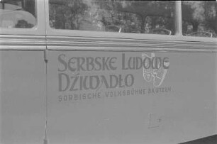 Omnibus des sorbischen Volkstheater mit der Aufschrift: Sorbische Volksbühne Bautzen : Omnibus Serbskeho ludoweho dźiwadła