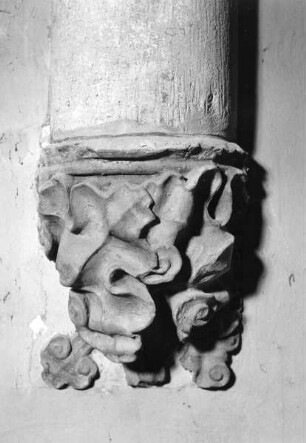Konsole mit Laubwerk