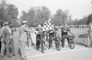 Drais-Ralley Straßburg - Karlsruhe als Werbemaßnahme für die Bundesgartenschau 1967.