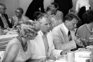 1979 Nobelpreisträgertagung Physik; Bayrisches Frühstück (26.6.79): Rudolf L. Mößbauer mit Oberbürgermeister Steurer