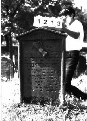 Grabstein 1213 (Index: 100098547) Maße HxBxT: 127x59x9 cm Symbolik: Levitenkanne: Grabstein 1213