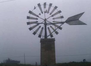 Spanien. Mallorca. Palma. Nähe. Windmühle mit Nebel und Radfahrern