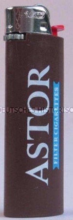 Feuerzeug mit Werbeaufdruck für "Astor"-Zigaretten