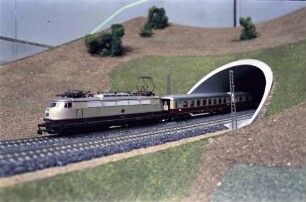 Stuttgart: Schalterhalle im Hauptbahnhof; Modell Zug aus Tunnel
