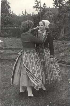 Festtracht aus Seidewinkel : Kleidung - Hoyerswerdaer Tracht. Ort: Židźino / Seidewinkel. Hoyerswerdaer Festtracht, für den Winter mit Wolljacke. (Tracht ohne Kappe ist unvollständig, wird aber heute so getragen.)