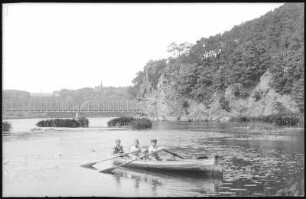 Grimma. Rabenstein mit Eisenbahnbrücke und Ruderboot