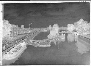 Staustufe Schweinfurt. Blick von der neuen Maxbrücke auf den noch abgeriegelten neuen Schleusenoberkanal. Rechts die alte Schleuse. Schweinfurter Pegel = 110 cm.