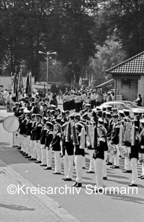 Volks- und Schützenfest: Veranstalter Schützenverein Reinfeld und Umgebung von 1954 e.V.: Umzug: vorn Soielmannszug der "Old Reinfelder Jungs e.V.": hinten Mitte Musikzug der Freiwilligen Feuerwehr Reinfeld: dahinter Gebäude und Bäume: 6. September 1981