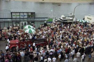 33. Internationales Dixieland-Festival 08.05.-11.05.2003. Oldtimer mit Blue Wonder Jazzband (D) und Besucher zur Dixieland-Parade am Terrassenufer