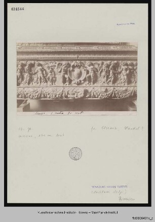 Truhe auf Löwenfüßen mit einem zentralem Wappen, gehalten von zwei Engeln, mythologischen Szenen (aus der Griselda-Novelle?) und einer Girlande