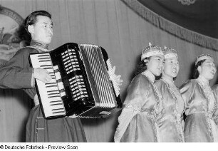 Auftritt eines mongolischen Gesangs- und Tanzensembles in der Kongresshalle