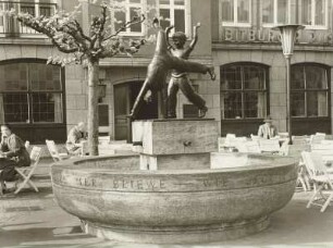 Düsseldorf, Radschlägerbrunnen auf dem Burgplatz
