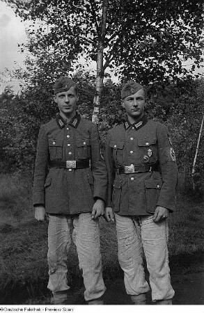 Urlaubsaufnahmen in Wustrow; Hochzeitsgesellschaft; Brandenburger Tor; Porträt zweier junger Männer in Uniform