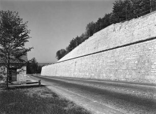 Stützmauer am Aichelberg Kleinpflasterdecke mit Mittelmarkierung. Links Wärterhaus, 1988 abgebrochen.