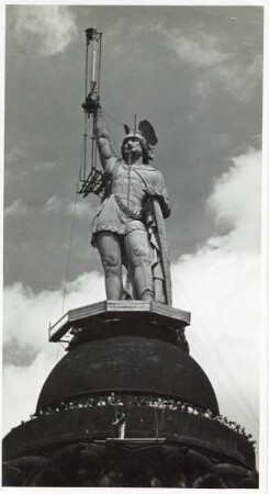 Hermannsdenkmal, Zuschauerbalustrade und Figur, eingerüstet, mit Arbeiter und Zuschauern