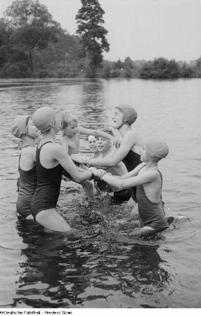 Kinder beim Baden in einem See