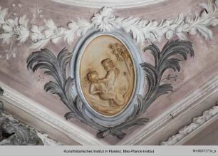 Stuckdecke mit Putti : Reliefmedaillons mit szenischen Puttendarstellungen : Spielende Putti