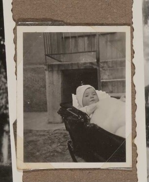 Christiane Zimmers Sohn Clemens im Kinderwagen im Winter