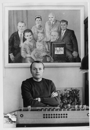 Der Zeichner Egbert Herfurth in seiner Wohnung vor einem seiner Werke