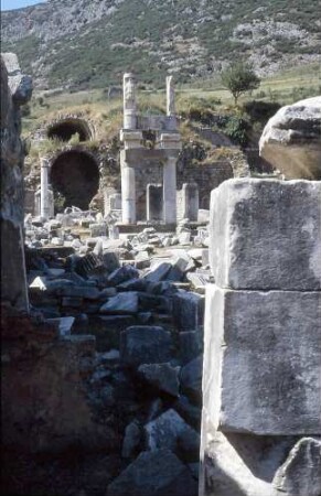 Ephesus (Efes) [Türkei]: Hausruinen mit Figuren zwei-etagig