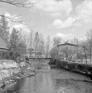 Beste: Trave: Zusammenfluss am Heiliggeist: hinten Mitte Fußgängerbrücke: rechts und links Häuser