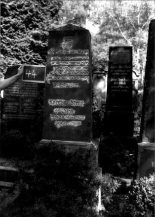 Grabstein 44 (Index: 100110008) Material: Sandstein Zustand: stark verwittert Maße HxBxT: 200x63x40 cm Beschreibung: Obelisk, getreppter Sockel: Grabstein 44