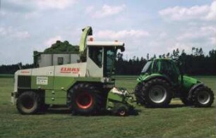 Fotografie: Ernteverfahren, Parallelverfahren, Feldhäcksler selbstfahrend, Grassilage, Pickup