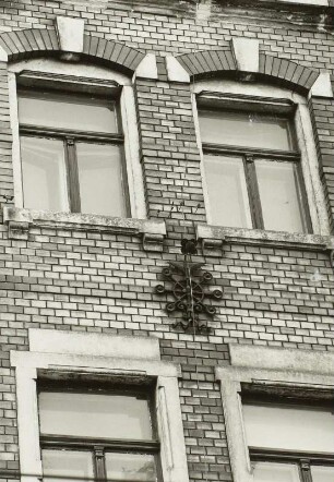 Dresden-Neustadt, Görlitzer Straße 23. Wohnhaus mit Laden (um 1890). Fenster (2. und 3. Obergeschoß)